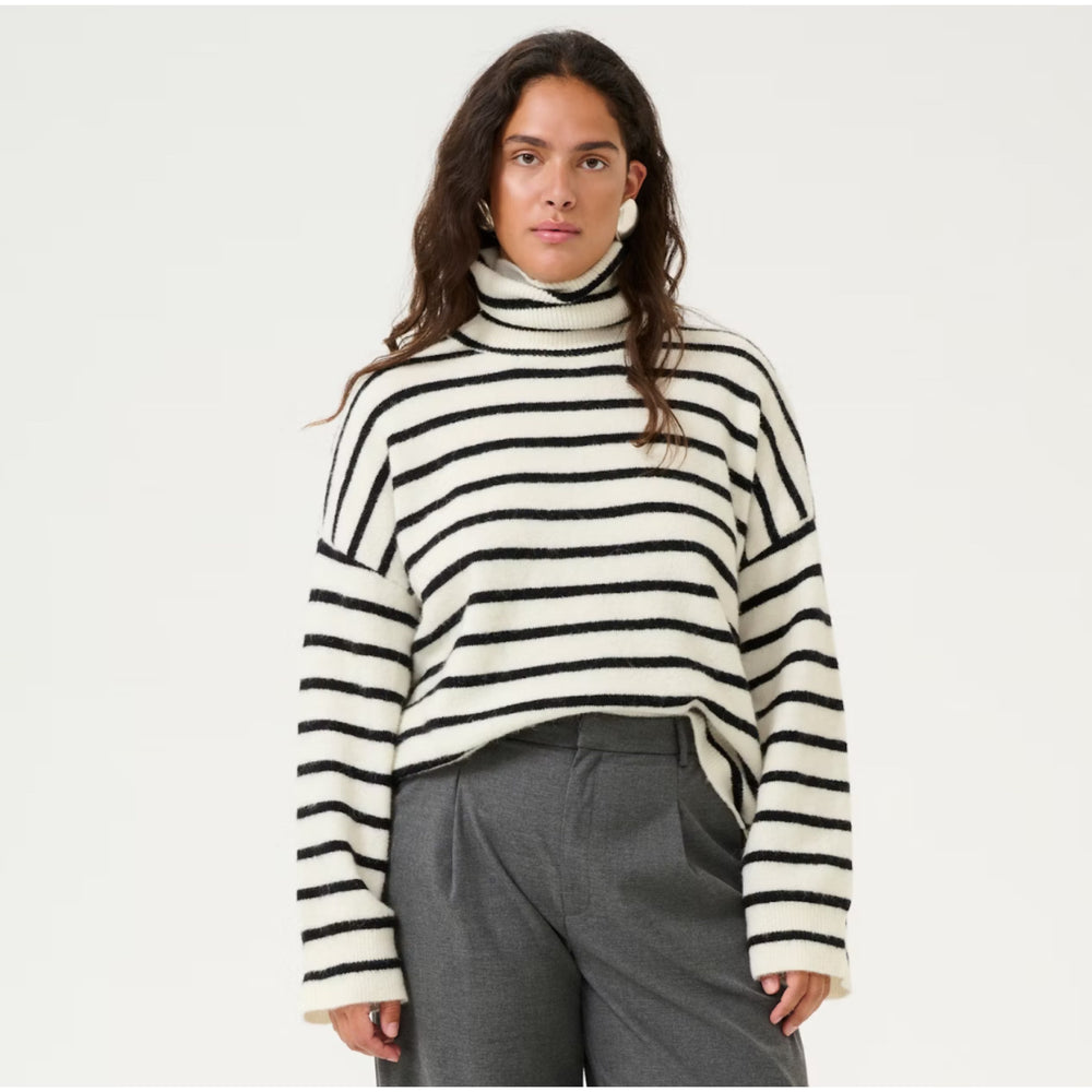 GESTUZ Alpha Ivory & Black Rollneck Sweater